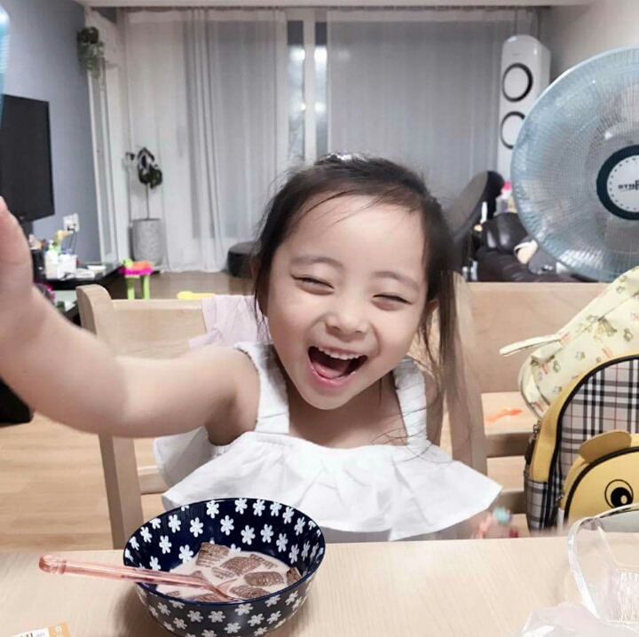 태어날 때부터 미모가 만렙인 꼬마아이의 근황 | 인스티즈