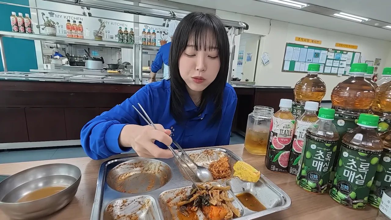 학생때 못한 구내식당 자율배식의 한을 푼 쯔양 | 인스티즈