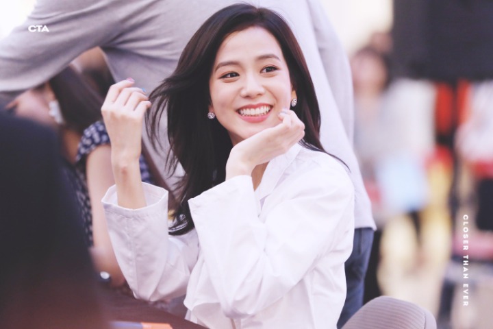 오늘자 의사 가운 입은 블랙핑크 지수 | 인스티즈