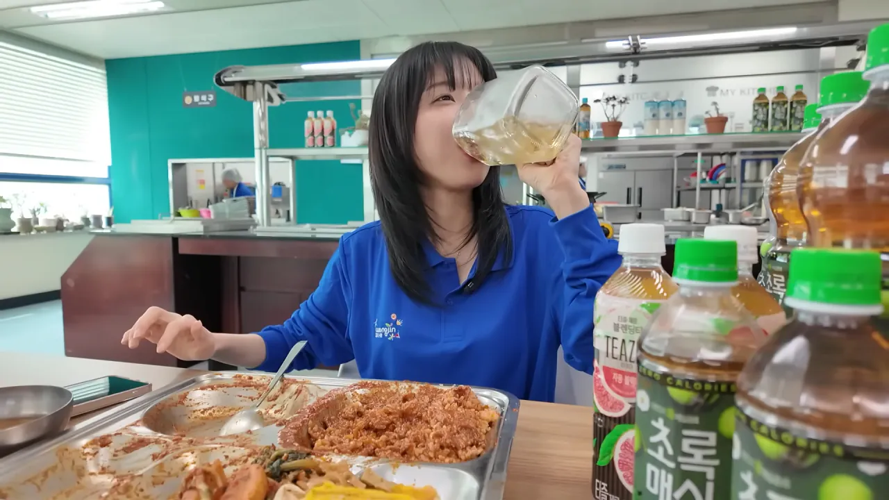 학창시절 못했던 자율배식의 한을 푼 쯔양 | 인스티즈