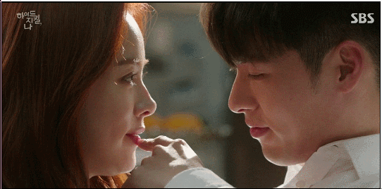 현실 연인미 쩔었던 로빈(현빈)&장하나(한지민) 소파 키스신 | 인스티즈