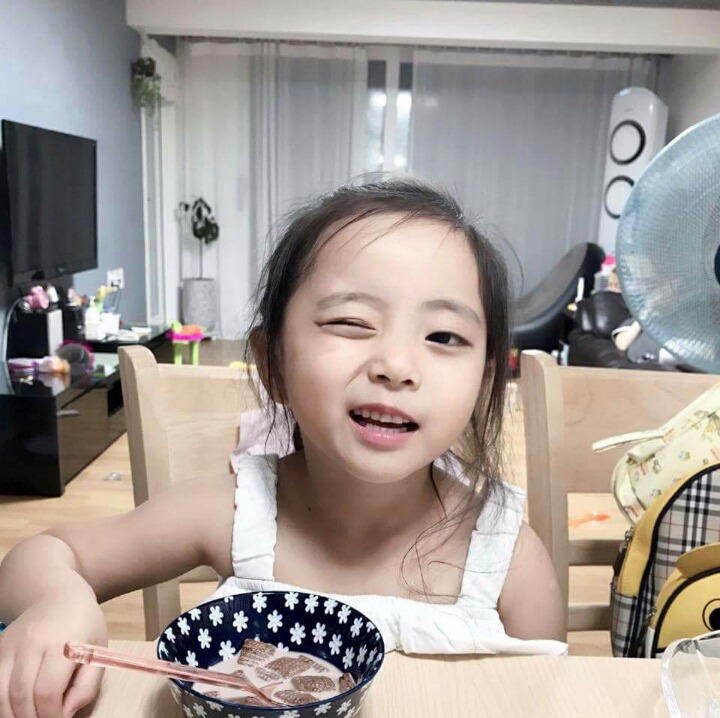 태어날 때부터 미모가 만렙인 꼬마아이의 근황 | 인스티즈