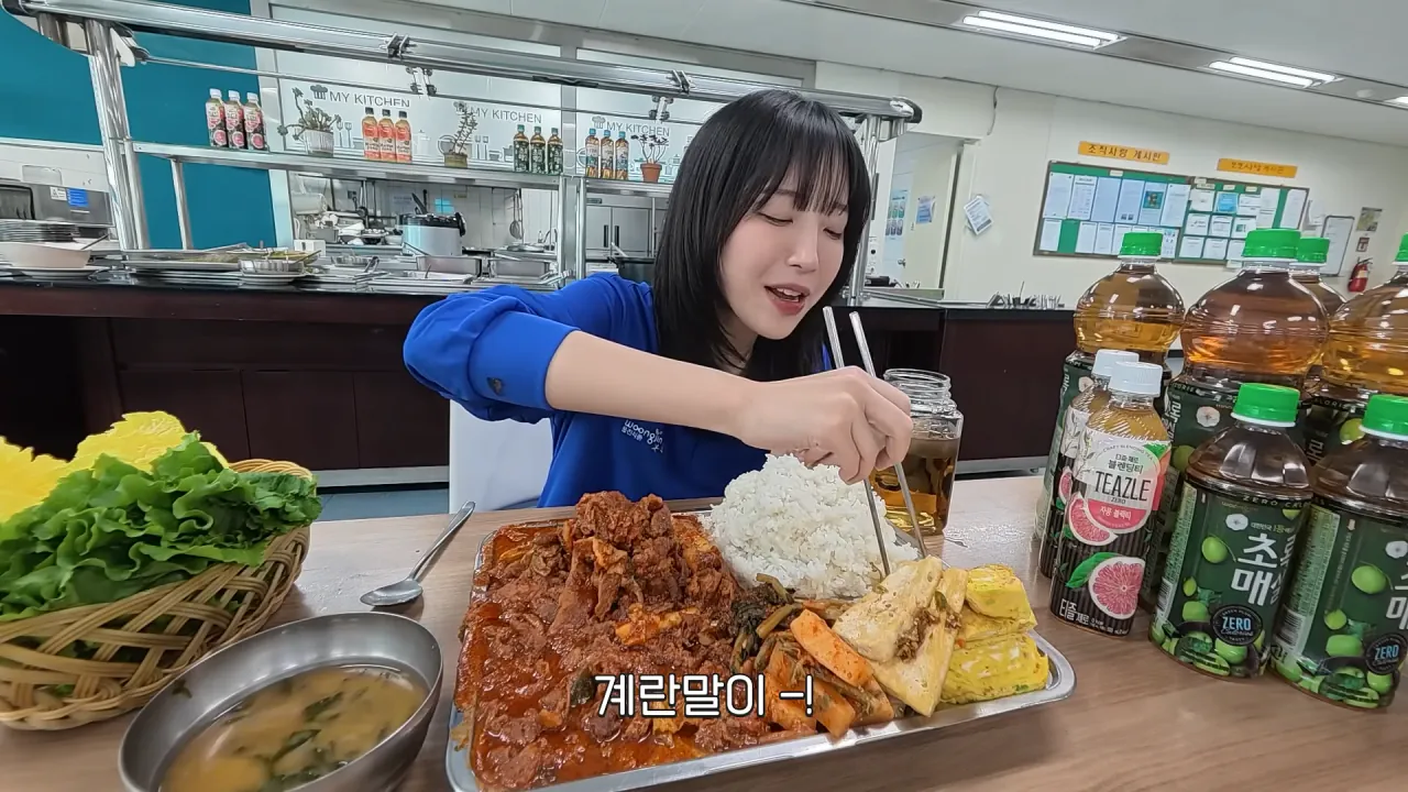 학생때 못한 구내식당 자율배식의 한을 푼 쯔양 | 인스티즈