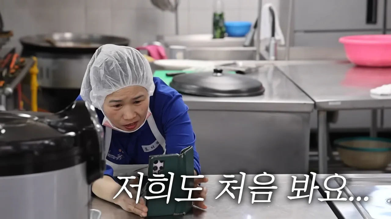 학생때 못한 구내식당 자율배식의 한을 푼 쯔양 | 인스티즈