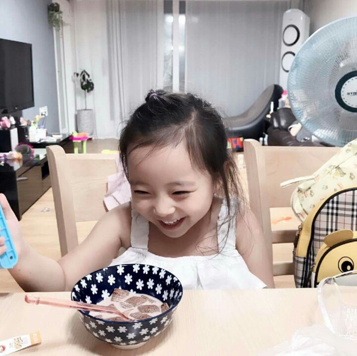 태어날 때부터 미모가 만렙인 꼬마아이의 근황 | 인스티즈