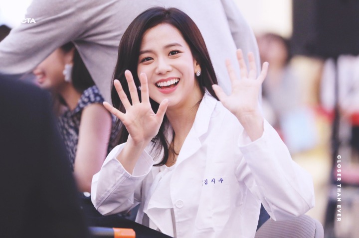 오늘자 의사 가운 입은 블랙핑크 지수 | 인스티즈