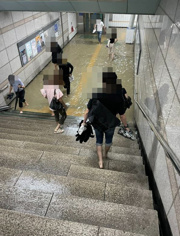 지방사람들이 부러워 하는 서울 지하철의 일상.jpg | 인스티즈