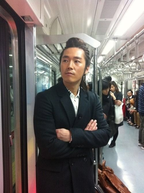 지하철에서 찍힌 연예인들 | 인스티즈