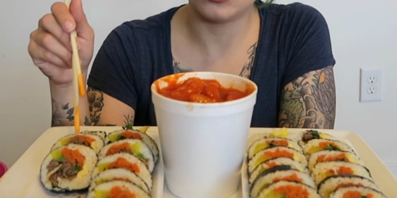 외국 먹방 유튜버들이 만든 떡볶이.gif (한글 표기의 중요성) | 인스티즈