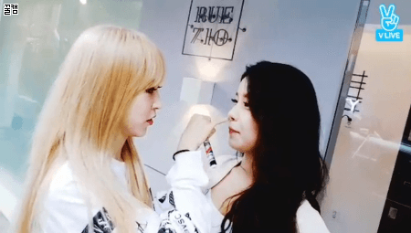 [마마무] 방송중에 리더 코딱지 파주는 동생ㅋㅋ.GIF | 인스티즈