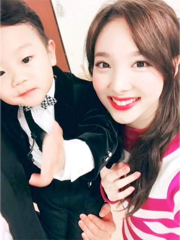 시안이 트와이스 나연에게 뽀뽀세례.jpgif | 인스티즈