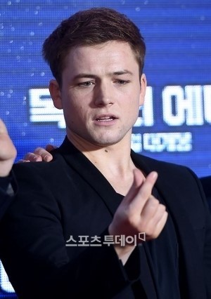 한국에서 유행이라는 손가락하트가 이해안되는 듯한 헐리웃배우 반응 | 인스티즈