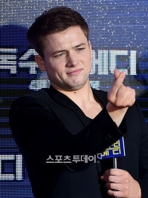 한국에서 유행이라는 손가락하트가 이해안되는 듯한 헐리웃배우 반응 | 인스티즈