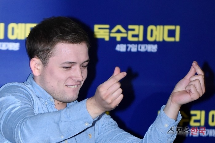 한국에서 유행이라는 손가락하트가 이해안되는 듯한 헐리웃배우 반응 | 인스티즈