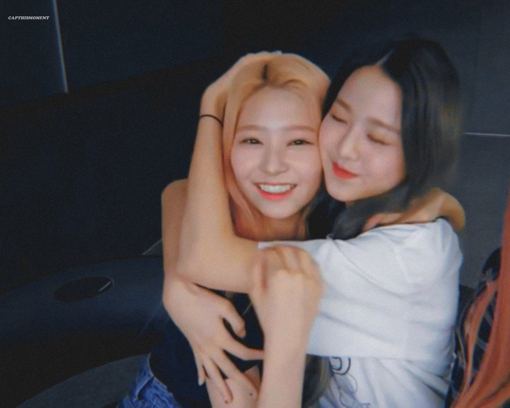 서로 볼 부비는 아이즈원 비주얼 양대산맥.gif | 인스티즈