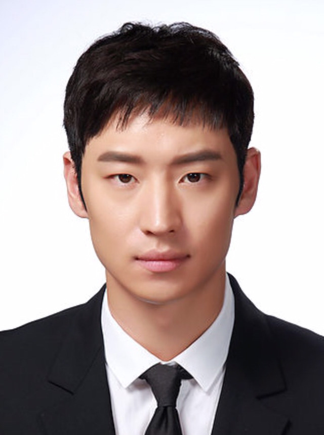 증명사진까지도 연기하고있는 이제훈 신하균 | 인스티즈