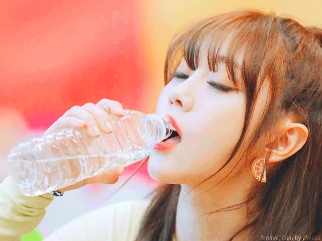 물 마시는 지수.gif | 인스티즈