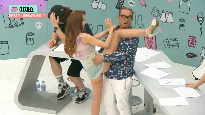 아재쇼에 출연하여 다리찢기 보여주는 하나경 | 인스티즈