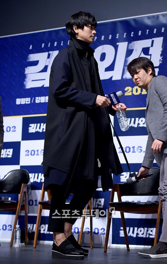 다리길이 112cm라는 강동원 오늘자 전신사진모음 | 인스티즈