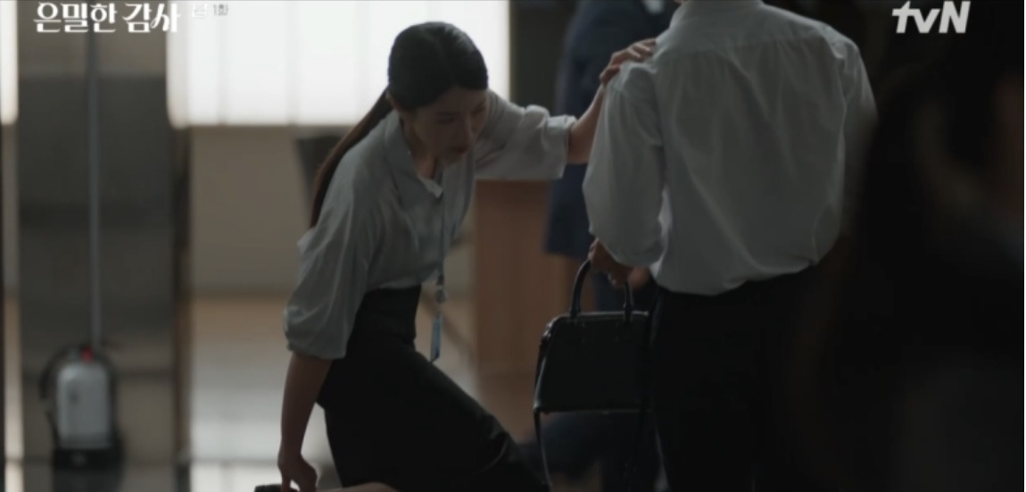 사내 감사팀의 촉망 받는 엘리트인 저를 새로 부임한 실장님이 사내 불륜이나 잡으라면서 좌천시켰어요.. | 인스티즈