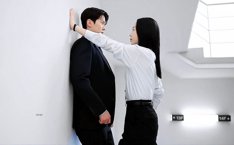 사내 감사팀의 촉망 받는 엘리트인 저를 새로 부임한 실장님이 사내 불륜이나 잡으라면서 좌천시켰어요.. | 인스티즈