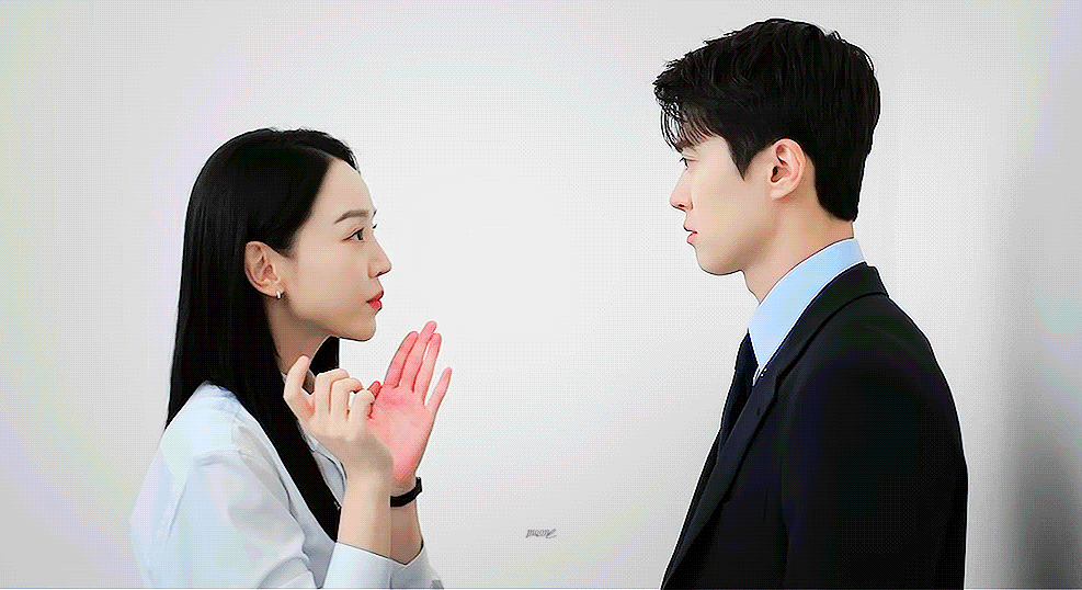 사내 감사팀의 촉망 받는 엘리트인 저를 새로 부임한 실장님이 사내 불륜이나 잡으라면서 좌천시켰어요.. | 인스티즈