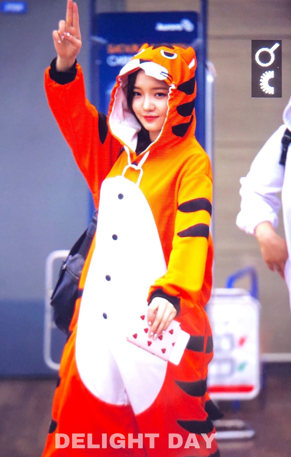 공항에서 호랑이 잠옷 입은 노지선.gif | 인스티즈