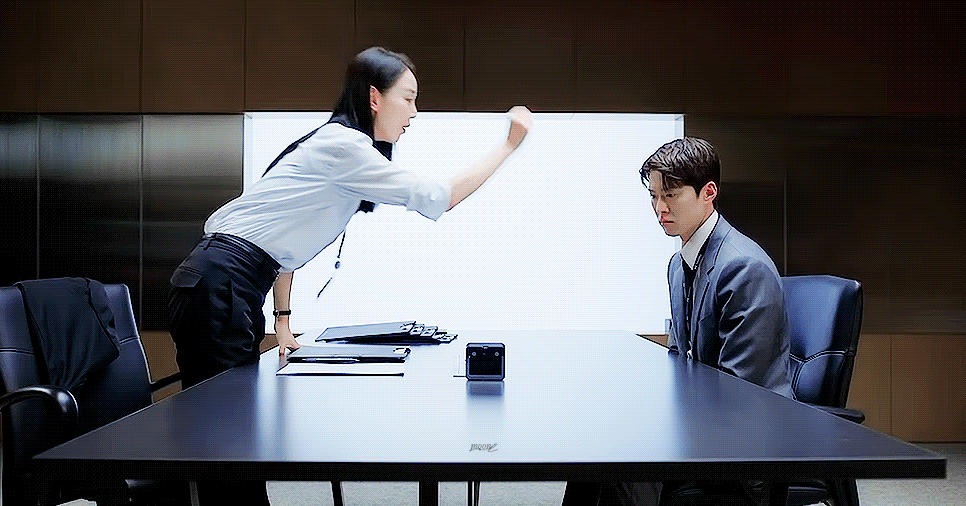 사내 감사팀의 촉망 받는 엘리트인 저를 새로 부임한 실장님이 사내 불륜이나 잡으라면서 좌천시켰어요.. | 인스티즈