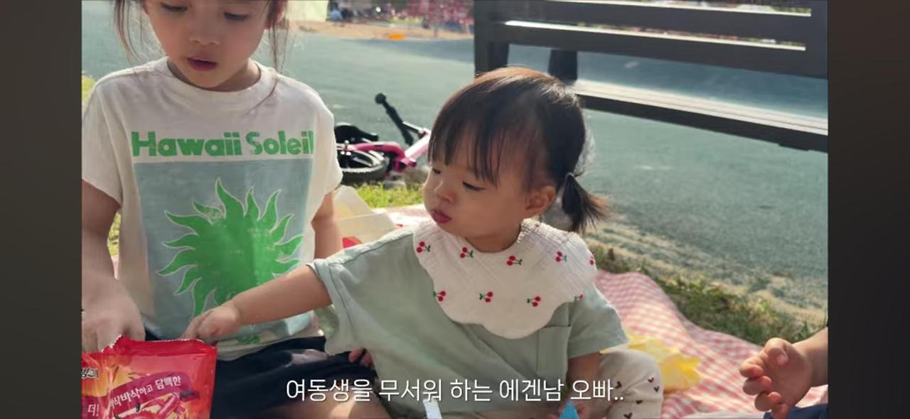 첫째 언니 : 막내 동생 우는 모습도 귀엽다 | 인스티즈