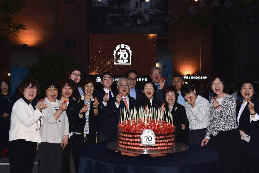 성심당 70주년 기념 어디 과수원 하나를 통째로 담은듯한 70kg 딸기시루 | 인스티즈