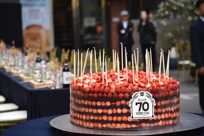 성심당 70주년 기념 어디 과수원 하나를 통째로 담은듯한 70kg 딸기시루 | 인스티즈