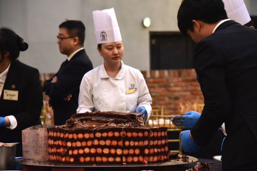 성심당 70주년 기념 어디 과수원 하나를 통째로 담은듯한 70kg 딸기시루 | 인스티즈