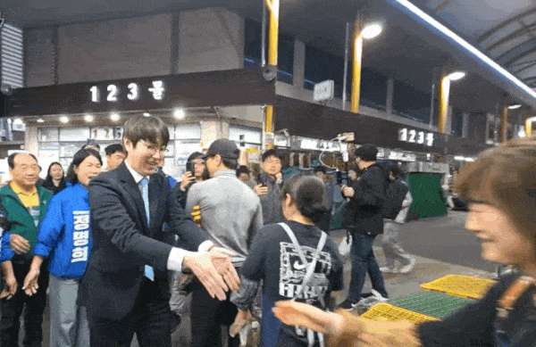 하정우, 악수 후 '손털기' 논란… "유권자가 벌레냐" 야권 한목소리 | 인스티즈
