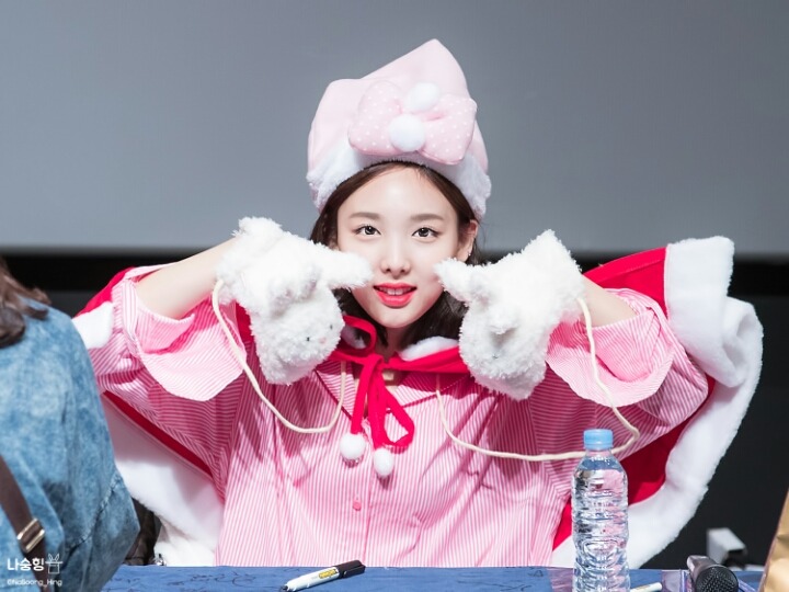 [트와이스] 팬들에게 눈 던지는 나연이 | 인스티즈