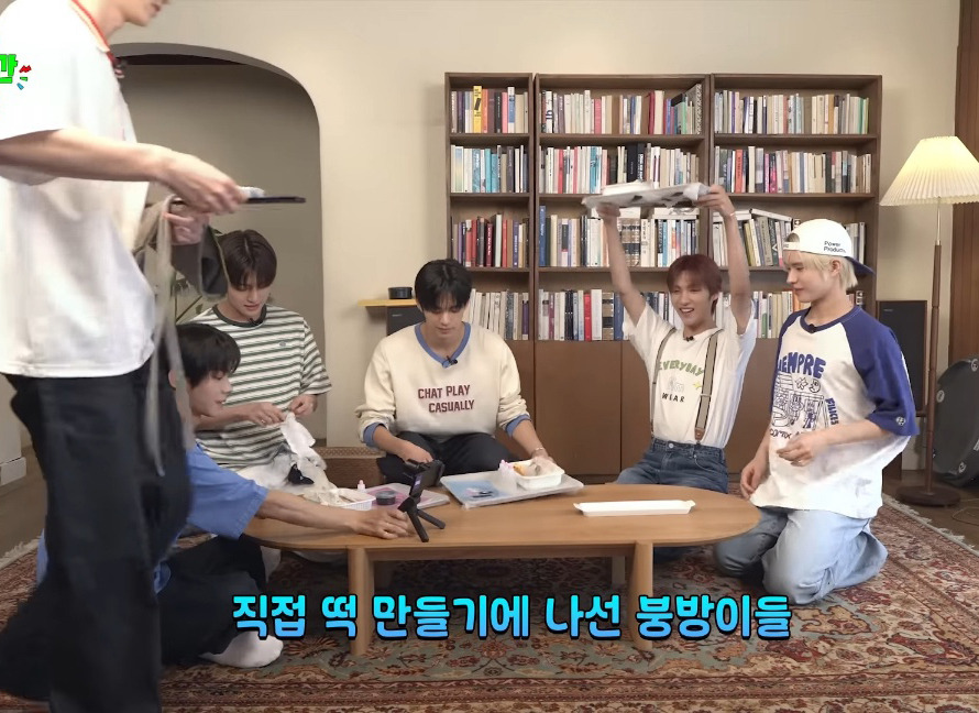 너무 친중행보를 보이는 하이브 남자아이돌 | 인스티즈