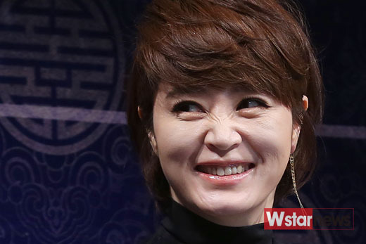 코로 웃는 여자연예인들 | 인스티즈