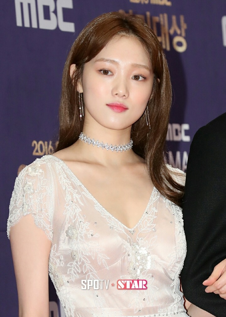 오늘자 mbc 연기대상 레드카펫 이성경 남주혁ㄷㄷㄷ | 인스티즈