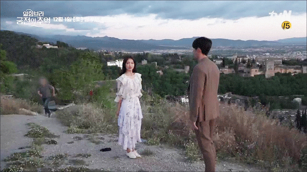 [알함브라] 현빈이 박신혜 웃기는 법 + 키 작게 만드는 방법.jpgif | 인스티즈