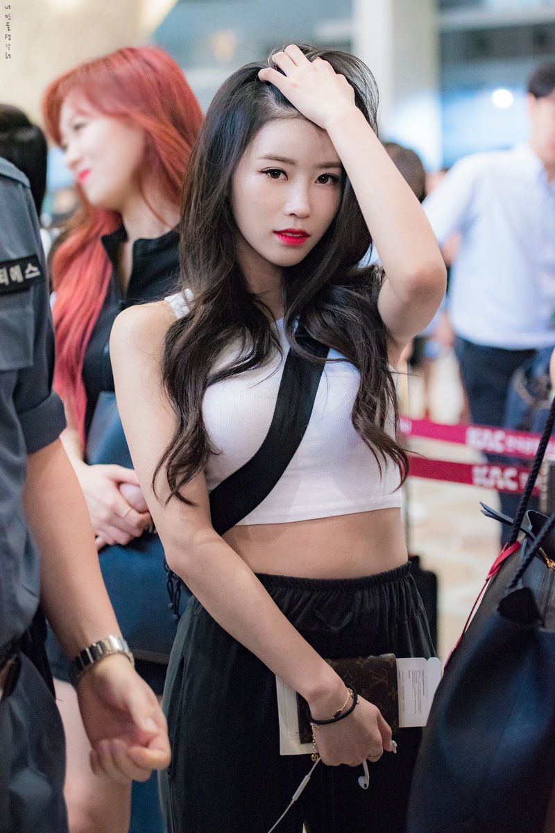 공항 출국길에서 과감한(?) 패션의 러블리즈 미주.jpg | 인스티즈
