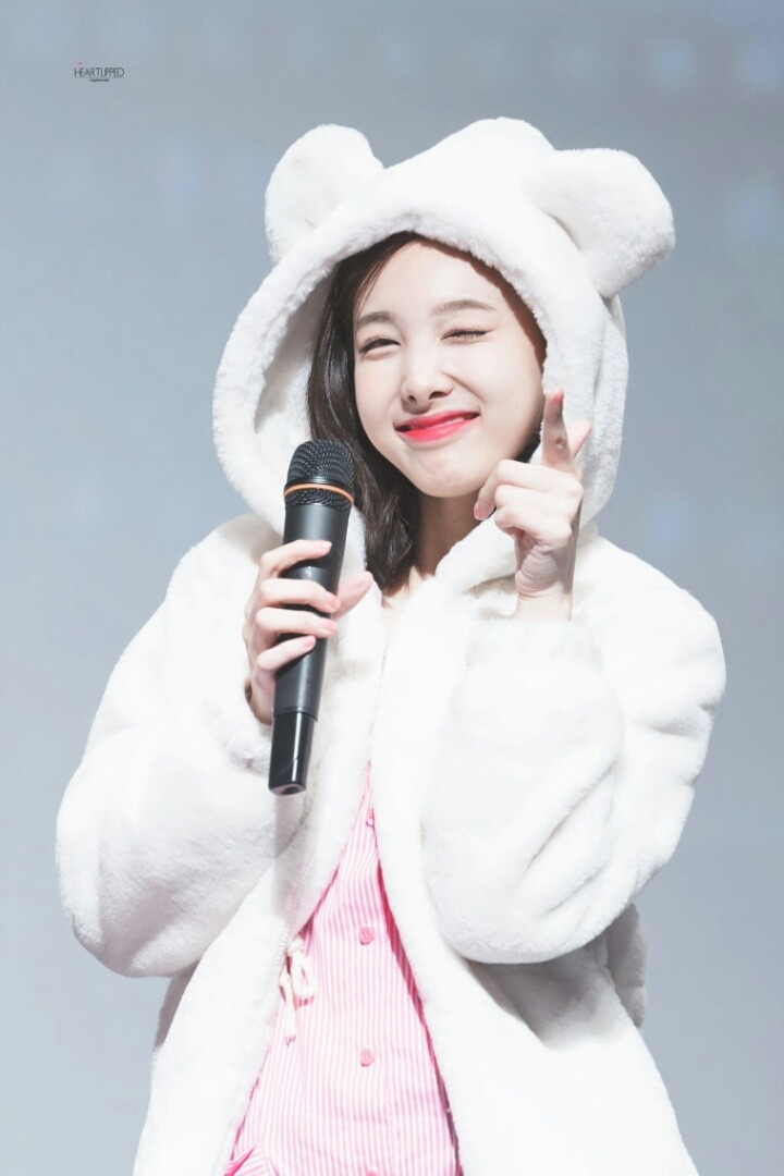 [트와이스] 팬들에게 눈 던지는 나연이 | 인스티즈