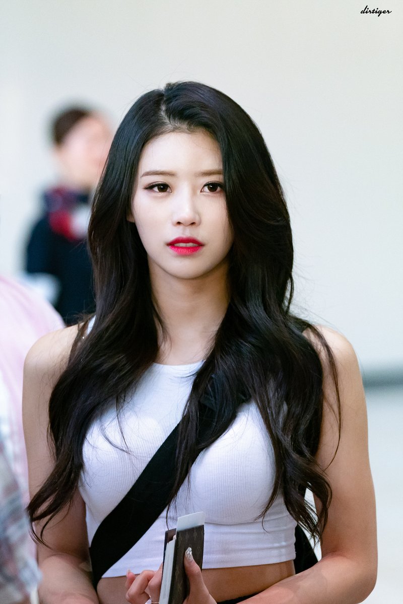 공항 출국길에서 과감한(?) 패션의 러블리즈 미주.jpg | 인스티즈
