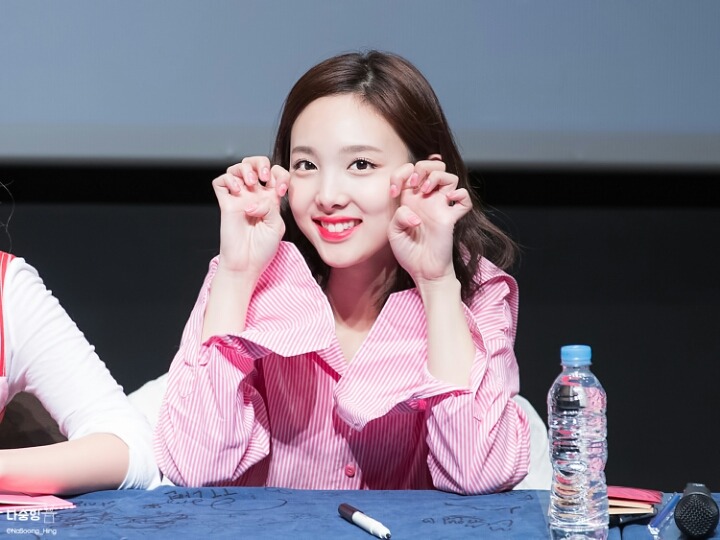 [트와이스] 팬들에게 눈 던지는 나연이 | 인스티즈