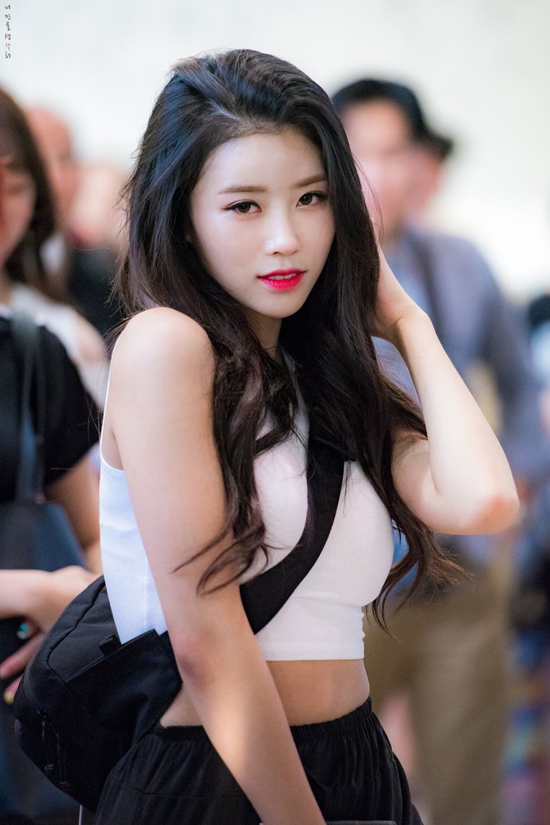 공항 출국길에서 과감한(?) 패션의 러블리즈 미주.jpg | 인스티즈
