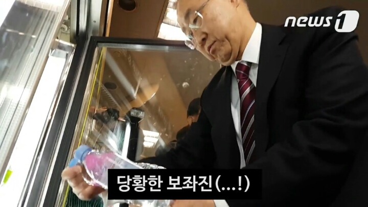 에비앙 고른 반기문과 당황한 보좌진 | 인스티즈