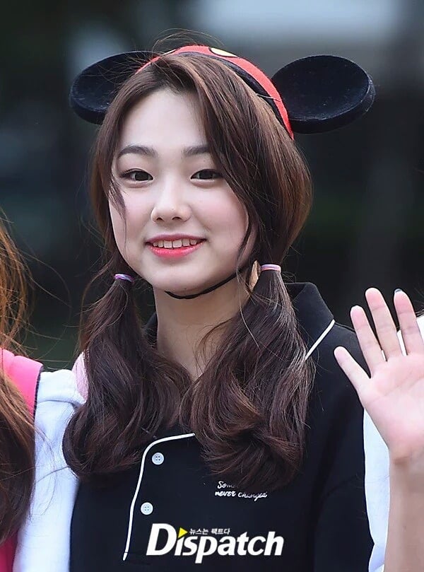 오늘 미키마우스 모자쓰고 뮤뱅 출근한 강미나 | 인스티즈