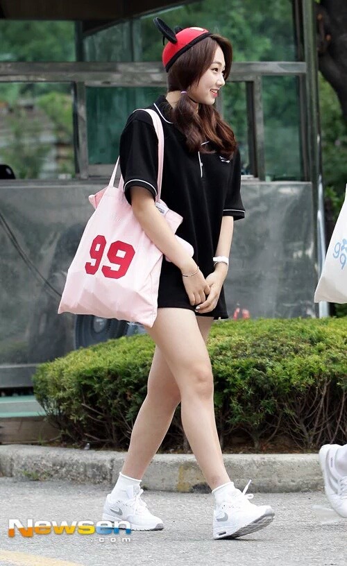 오늘 미키마우스 모자쓰고 뮤뱅 출근한 강미나 | 인스티즈