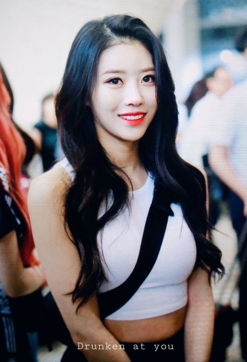 공항 출국길에서 과감한(?) 패션의 러블리즈 미주.jpg | 인스티즈