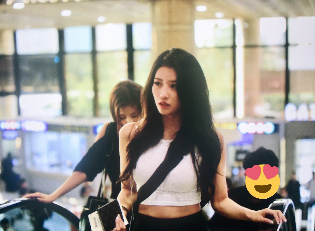 공항 출국길에서 과감한(?) 패션의 러블리즈 미주.jpg | 인스티즈