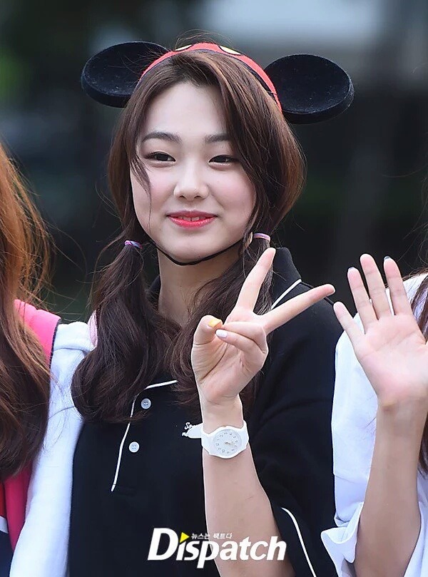 오늘 미키마우스 모자쓰고 뮤뱅 출근한 강미나 | 인스티즈
