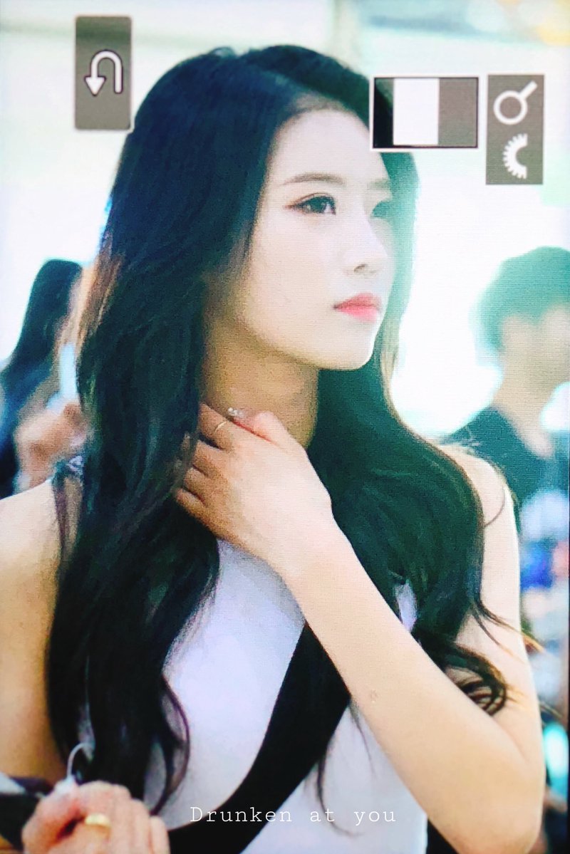 공항 출국길에서 과감한(?) 패션의 러블리즈 미주.jpg | 인스티즈